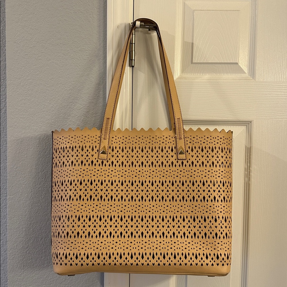 Stella & Dot Avalon tan perforated tote bag - Picture 2 of 8